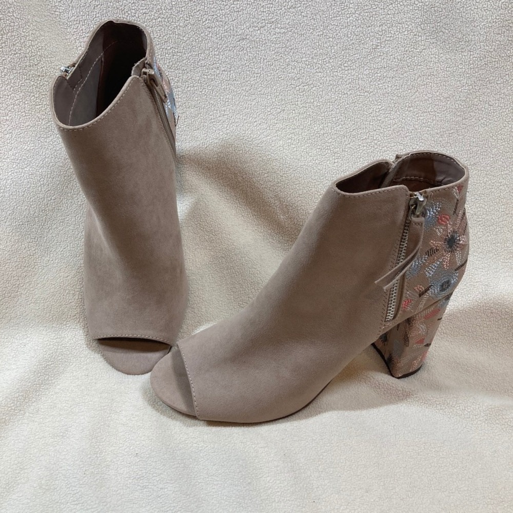 SO Peep Toe Embroidered Bootie Sz 10 Tan‎ Wide Heel Festival Concert Night Out